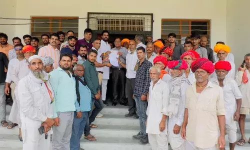 अतिवृष्टि वर्षा से फसल खराब होने के कारण किसानों ने नायाब तहसील दार को सोपा ज्ञापन