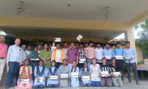 रायला के प्रतिभावान छात्र-छात्राओं को वितरित किए टैबलेट