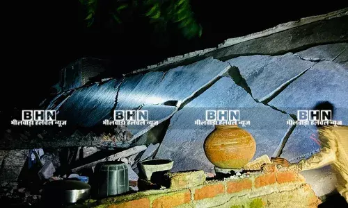 देर रात्रि को भर भरा कर गिरी छत, पांच परिवार बाल बाल बचे देर रात्रि को भर भरा कर गिरी छत, पांच परिवार बाल बाल बचे