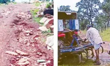 प्रसव पीड़ा से करहाती रही गर्भवती, कीचड़ में फंंसी वेन