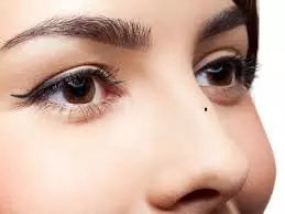 नाक और भौंहों के बीच तिल वाले लोगों की पर्सनालिटी की खासियत जानें नाक और भौंहों के बीच तिल वाले लोगों की पर्सनालिटी की खासियत जानें