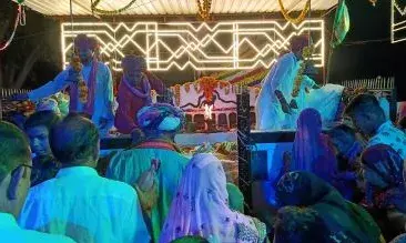 नेजे के साथ लोकगीत-भजन गाते पहुंचे तेजाजी के थान पर नेजे के साथ लोकगीत-भजन गाते पहुंचे तेजाजी के थान पर