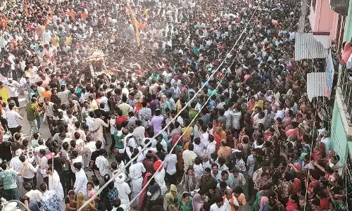 भक्तो के कंधों पर सवार होकर निज धाम से जलझूलन को निकले कोटडी श्याम,हजारों भक्तों ने भी साथ लगाई डुबकी भक्तो के कंधों पर सवार होकर निज धाम से जलझूलन को निकले कोटडी श्याम,हजारों भक्तों ने भी साथ लगाई डुबकी