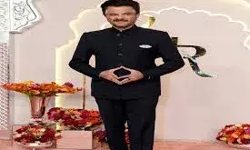 अनिल कपूर ने विंटेज टाई के साथ पुरानी यादों को किया ताजा अनिल कपूर ने विंटेज टाई के साथ पुरानी यादों को किया ताजा
