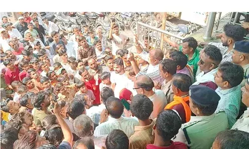 ईद मिलादुन्नबी जुलूस में विदेशी झंड़े लहराकर मंदिर के सामने लगाए भड़काऊ नारे,