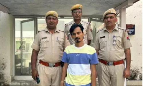 पार्षद अहमदाबाद एयरपोर्ट से गिरफ्तार, जान लेने की धमकी देकर की थी रुपयों की मांग