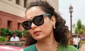 कंगना की इमरजेंसी को लेकर हाईकोर्ट की CBFC को फटकार, कहा- सार्वजनिक अव्यवस्था की आशंका से... कंगना की इमरजेंसी को लेकर हाईकोर्ट की CBFC को फटकार, कहा- सार्वजनिक अव्यवस्था की आशंका से...