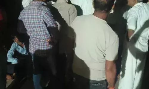 हिंदू समाज का थाने पर प्रदर्शन, तीन लोग हिरासत में, तीन मौलानाओं को किया काछोला बदर