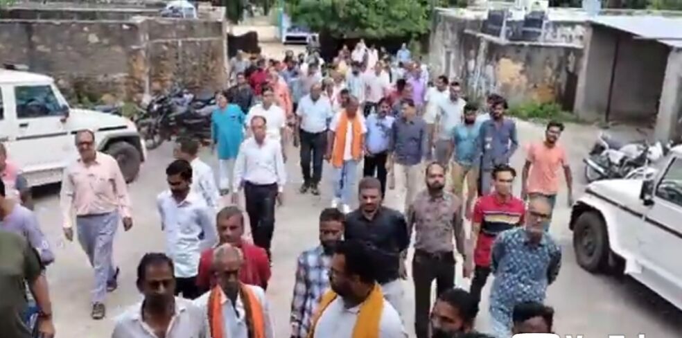 जहाजपुर में ज्ञापन देने जाते हिंदू समाज के लोग जहाजपुर में ज्ञापन देने जाते हिंदू समाज के लोग