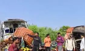 जालना में भीषण सड़क हादसा, बस-ट्रक की टक्कर में छह की मौत