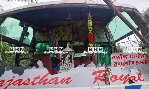 कार से आये लोगों ने निजी बस पर फैंके पत्थर, तोडफ़ोड़ कर खेत में छोड़ भागे