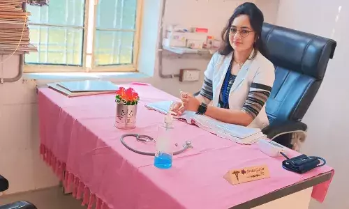 तीन माह से मानदेय नहीं मिलने पर संविदा कर्मी ने काली पट्टी बांध जताया विरोध