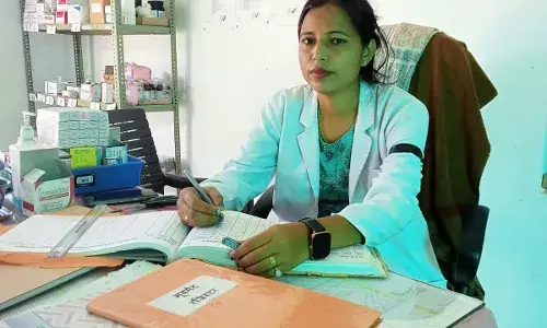 तीन माह से मानदेय नहीं मिलने पर संविदा कर्मी ने काली पट्टी बांध जताया विरोध