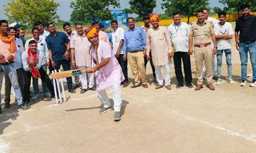 लांबिया कलां में जिला स्तरीय क्रिकेट प्रतियोगिता का उद्घाटन
