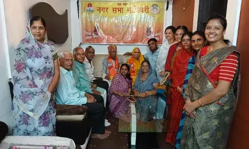 बनेड़ा माहेश्वरी महिला मंडल द्वारा बुजुर्ग दंपत्ति का किया सम्मान बनेड़ा माहेश्वरी महिला मंडल द्वारा बुजुर्ग दंपत्ति का किया सम्मान