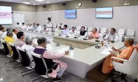 10 अक्तूबर से पहले प्रदेश की सड़कों को गड्ढामुक्त बनाएं, मुख्यमंत्री योगी ने दिए निर्देश