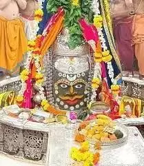 मस्तक पर चंद्र लगाकर सजे बाबा महाकाल, निराकार से साकार स्वरूप के दर्शन कर भक्त हुए निहाल मस्तक पर चंद्र लगाकर सजे बाबा महाकाल, निराकार से साकार स्वरूप के दर्शन कर भक्त हुए निहाल