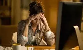 क्या काम का दबाव जान ले लेता है? पुणे और लखनऊ में महिलाओं की मौत से उठे सवाल, क्या कहते हैं एक्सपर्ट्स