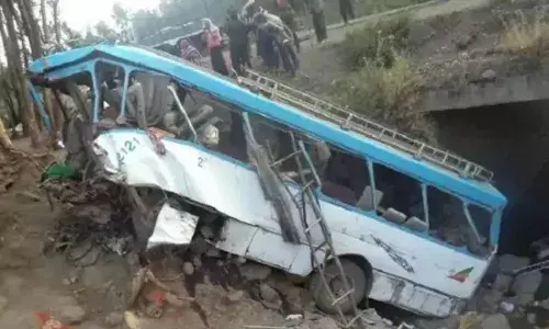 तेज़ रफ्तार में बस पलटी, 28 लोगों की मौत और 19 घायल तेज़ रफ्तार में बस पलटी, 28 लोगों की मौत और 19 घायल