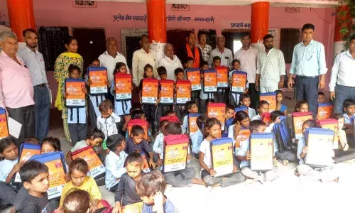 स्कूल बैग और एजुकेशनल डेस्क का वितरण