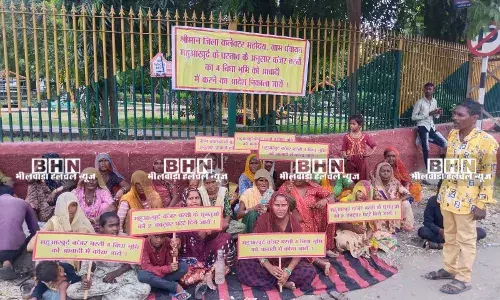 महुआखुर्द की चार बीघा भूमि को आबादी में करने की मांग, कंजर समाज का कलेक्ट्रेट के सामने धरना शुरु महुआखुर्द की चार बीघा भूमि को आबादी में करने की मांग, कंजर समाज का कलेक्ट्रेट के सामने धरना शुरु