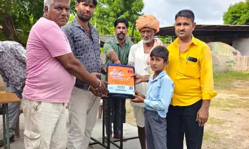 विधार्थियो को बैग वितरित