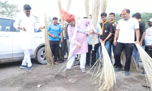 शिक्षा मंत्री मदन दिलावर ने लगाई झाड़ू, स्वच्छता की दिलाई शपथ