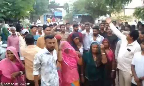 अतिक्रमण हटाने की मांग को लेकर तहसीलदार को सौंपा ज्ञापन