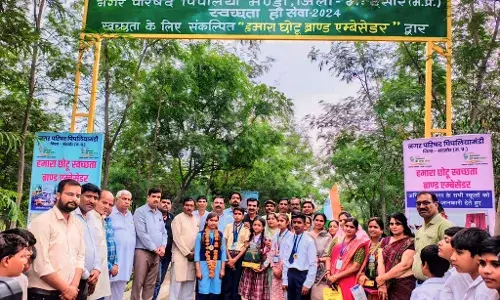 एंबेसडर ने रिबिन काटकर किया स्वच्छता द्वार का शुभारंभ