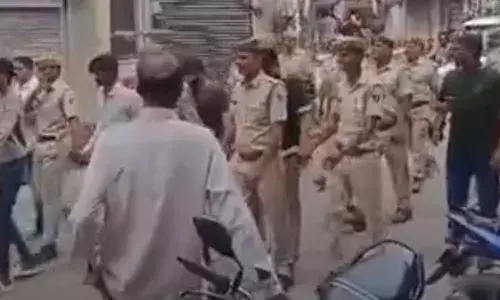 युवको की पिटाई  के आरोप में 6 गिरफ्तार, निकाली परेड