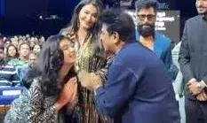 आराध्या के बाद अब ऐश्वर्या राय का पैर छूने वाला वीडियो वायरल, स्टेज पर ‘गुरु’ से लिया आशीर्वाद आराध्या के बाद अब ऐश्वर्या राय का पैर छूने वाला वीडियो वायरल, स्टेज पर ‘गुरु’ से लिया आशीर्वाद