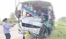 सड़क पर खड़े ट्रक से टकराई बस- तीन लोगों की मौत,11 घायल