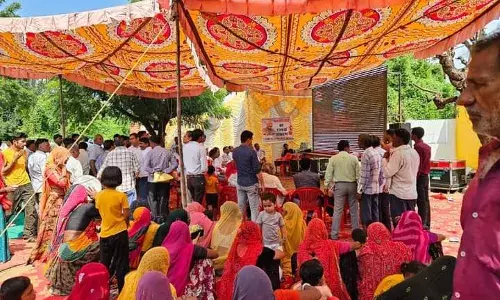 बंद लाइट में जनरेटर लगा कर सुनी मन की बात