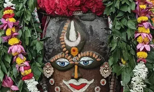 बेल पत्र की माला और कमल के फूलों से सजे बाबा महाकाल, सुंदरता देख लोग नजर न हटा पाए