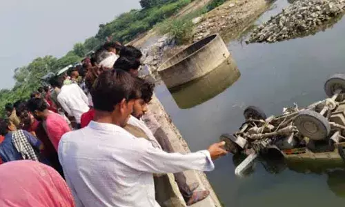 मजदूूरों से भरी पिकअप खारी नदी में गिरी