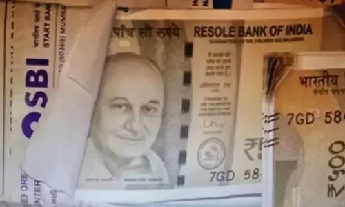 500 रुपये के नोट पर अनुपम खेर का फोटो, 2 किलो सोने की ठगी