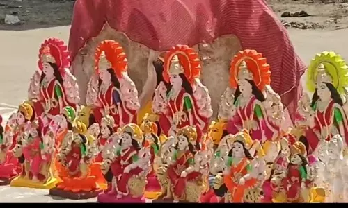 छोटी बड़ी मूर्तियों का  पुर रोड पर सजा बाजार