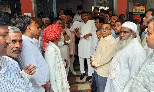 किसानों ने मल्हारगढ़ में रैली निकालकर मुख्यमंत्री के नाम तहसीलदार को सौंपा ज्ञापन