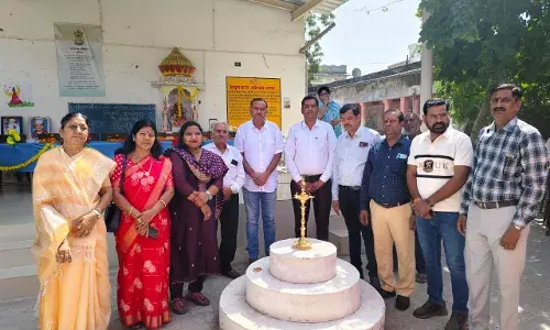 देश के द्वितीय प्रधानमंत्री लाल बहादुर शास्त्री को पुष्प अर्पित कर नमन किया