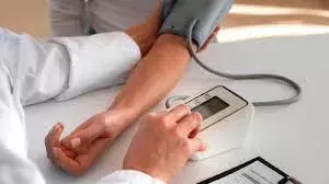 हाई ब्लड प्रेशर की समस्या को न करें नजरअंदाज, ये बन सकती हैं हार्ट की बीमारियों का कारण हाई ब्लड प्रेशर की समस्या को न करें नजरअंदाज, ये बन सकती हैं हार्ट की बीमारियों का कारण