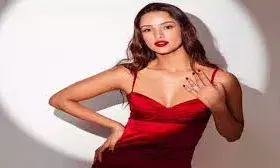 तृप्ति डिमरी के पोस्टर पर महिलाओं ने लगाई कालिख, स्टेज पर चढ़कर किया ऐसा हंगामा तृप्ति डिमरी के पोस्टर पर महिलाओं ने लगाई कालिख, स्टेज पर चढ़कर किया ऐसा हंगामा