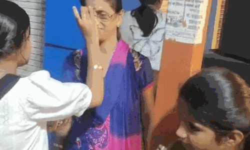 पहले तिलक फिर प्रवेश दिया गया गरबा पांडाल में , महिलाएं भी पहुंची मर्यादित वेशभूषा में