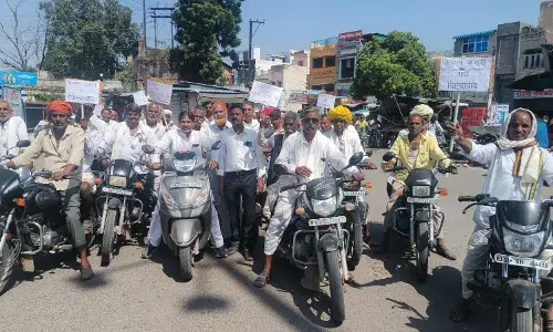 शाहपुरा जिले को यथावत रखने की मांग को लेकर किसानों ने वाहन रेली निकाल कर जिला कलेक्टर को सोपा ज्ञापन