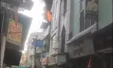 इंदौर के कपड़ा बाजार की दुकान में लगी भीषण आग