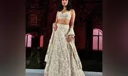 रहने दो बहन… 20 किलो का लहंगा पहन रैंप पर उतरीं श्रद्धा कपूर, वॉक को लेकर हुईं ट्रोल रहने दो बहन… 20 किलो का लहंगा पहन रैंप पर उतरीं श्रद्धा कपूर, वॉक को लेकर हुईं ट्रोल