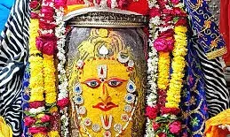 भस्म आरती में देवी स्वरूप में सजे बाबा महाकाल, आभूषण से हुआ श्रृंगार