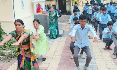 भामाशाह गोखरू की स्मृति में काढ़ा वितरण कर सूर्य नमस्कार और योगाभ्यास करवाया भामाशाह गोखरू की स्मृति में काढ़ा वितरण कर सूर्य नमस्कार और योगाभ्यास करवाया