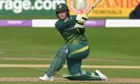 फातिमा सना के पिता का निधन, स्वदेश लौटेंगी पाक कप्तान