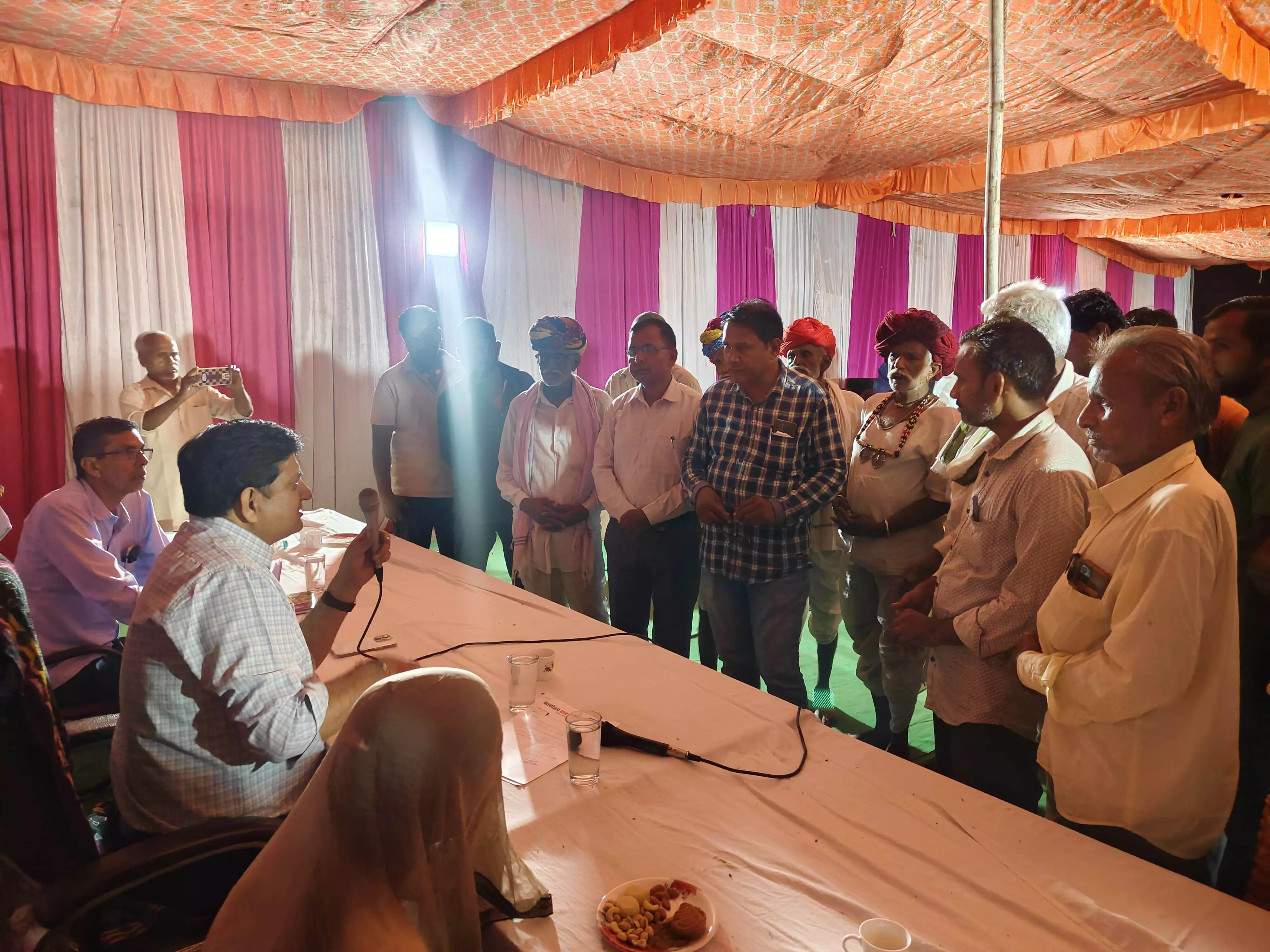 ज़िला कलेक्टर ने रात्रि चौपाल में सुनी जन समस्याएं, निस्तारण के दिए निर्देश ज़िला कलेक्टर ने रात्रि चौपाल में सुनी जन समस्याएं, निस्तारण के दिए निर्देश