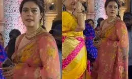 दुर्गा पूजा पंडाल में जूते पहनकर घुसे लोग, काजोल का चढ़ा पारा, माइक लेकर सुनाई खरी-खोटी, वीडियो वायरल दुर्गा पूजा पंडाल में जूते पहनकर घुसे लोग, काजोल का चढ़ा पारा, माइक लेकर सुनाई खरी-खोटी, वीडियो वायरल